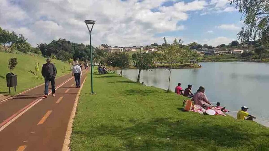 Lago Municipal Ângelo Santini durante período de pesca liberada