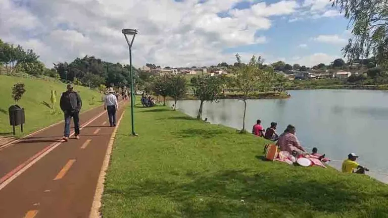 Lago Municipal Ângelo Santini durante período de pesca liberada