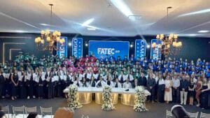 Acadêmicos da Fatec Ivaiporã celebram a conclusão da graduação na cerimônia de formatura