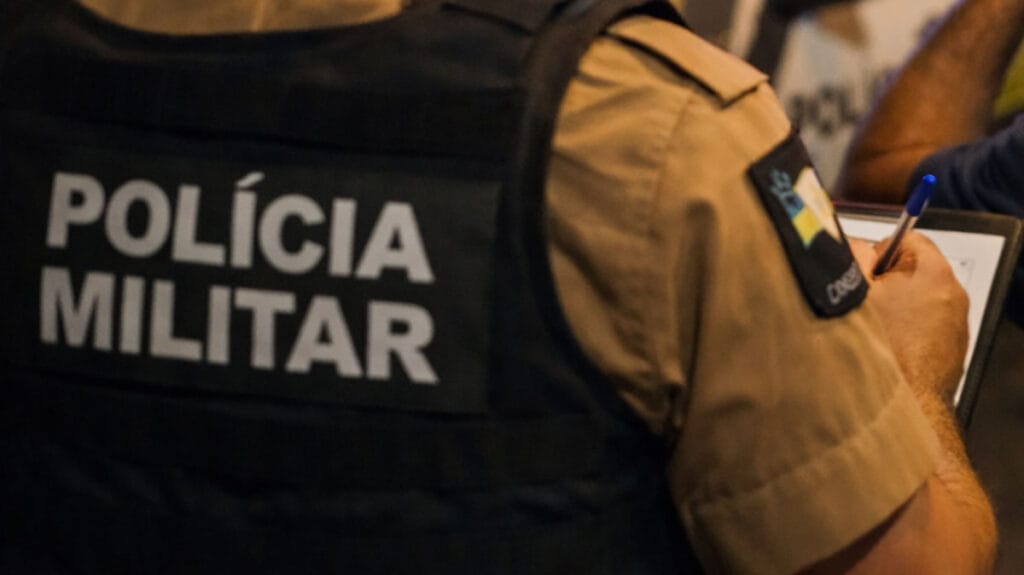 Imagem ilustrativa / Policial registrando ocorrência em Jardim Alegre após agressão e ameaça