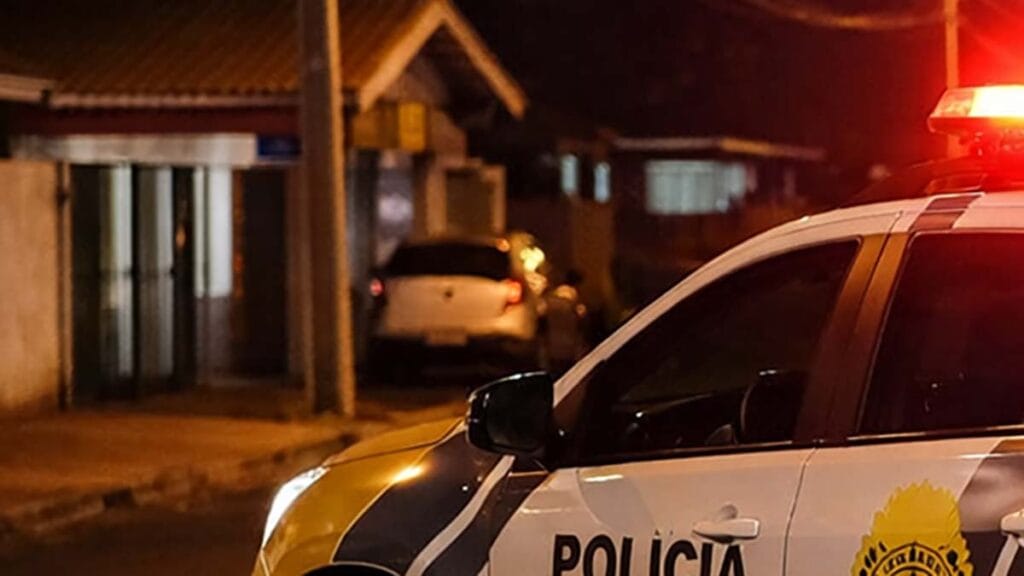 Viatura da Polícia Militar em rua residencial de Arapongas à noite