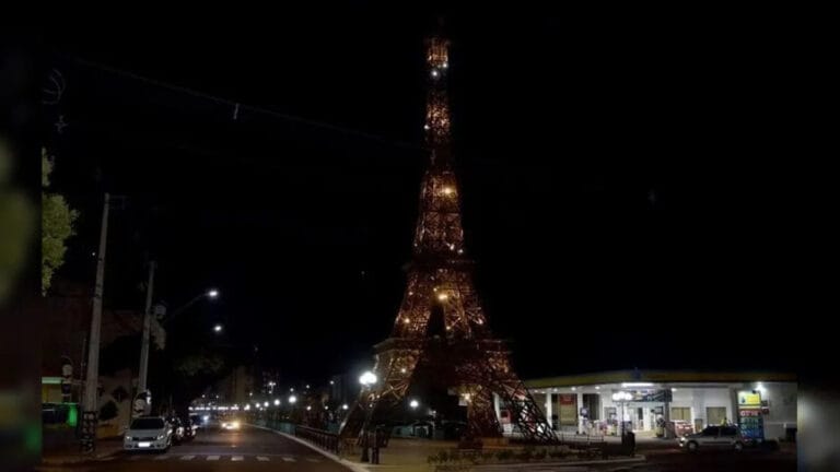 Briga em frente à réplica da Torre Eiffel, no Centro de Ivaiporã
