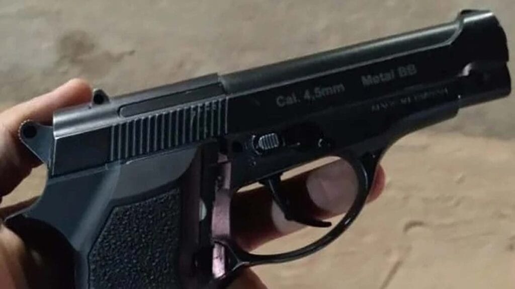 Simulacro de arma e faca foram apreendidos pela Polícia Militar em Ivaiporã