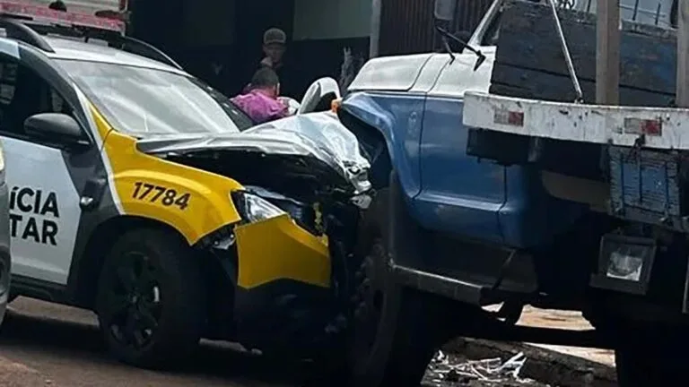 Viatura da Polícia Militar colidida com caminhão em São Pedro do Ivaí durante abordagem a motociclista.