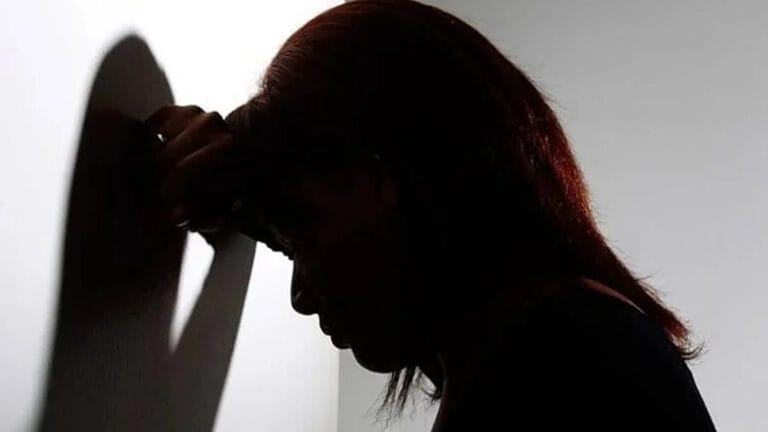 Imagem representa mulher abaldada com a situação de ameaça em São João do Ivaí