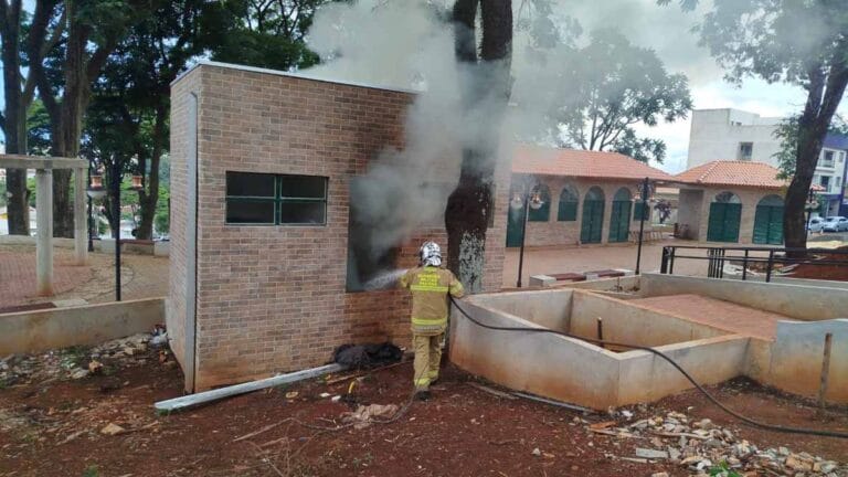 Bombeiros controlam princípio de incêndio na Praça do Café ainda em construção.