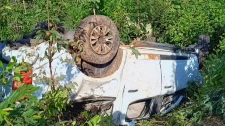 Caminhonete capotou entre Caldas Novas e Rio Quente, deixando um jovem morto e 17 feridos.