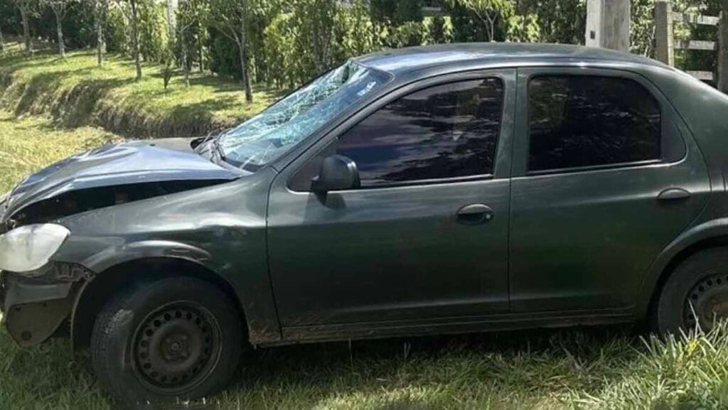 Local de acidente na PR-487 com carro e motocicleta após colisão em Cândido de Abreu