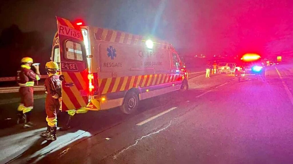 Acidente entre carro e caminhão no Contorno Sul de Apucarana, na BR-376