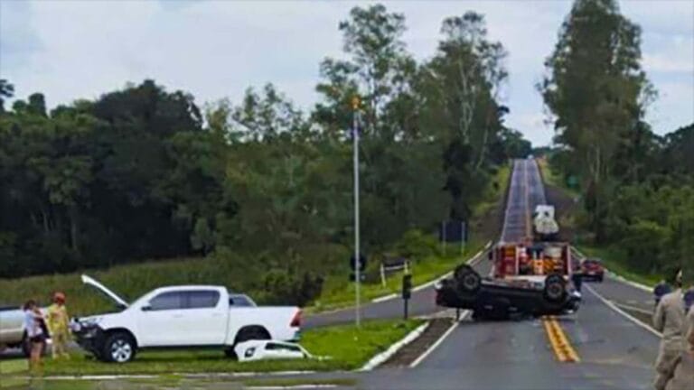 amionete Hilux preta capotada após colisão lateral em Manoel Ribas