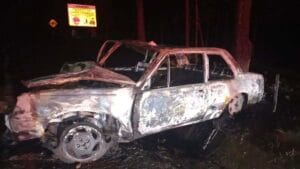 Carro ficou destruído após saída de pista na PR-460; jovem foi levado ao hospital e morreu dias depois