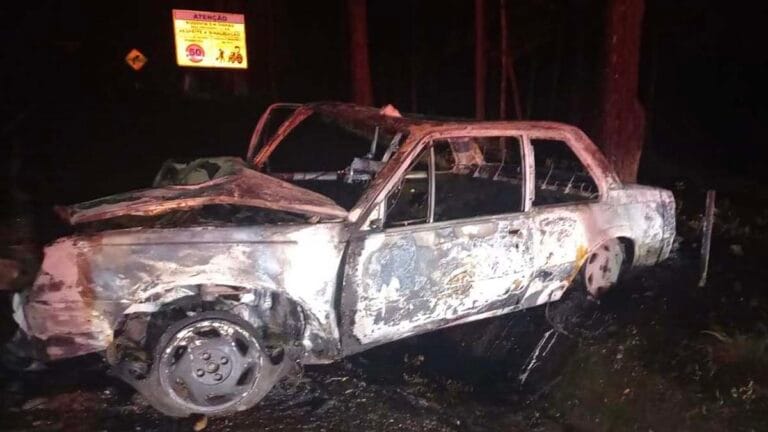 Carro ficou destruído após saída de pista na PR-460; jovem foi levado ao hospital e morreu dias depois
