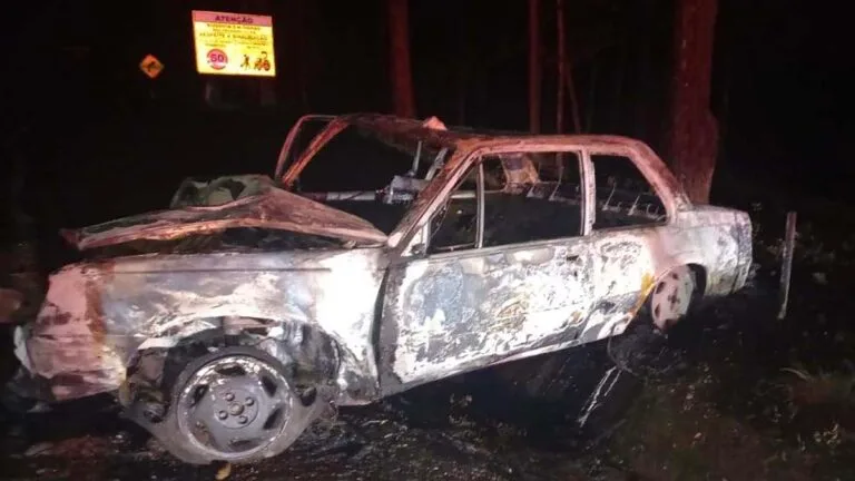 Carro ficou destruído após saída de pista na PR-460; jovem foi levado ao hospital e morreu dias depois