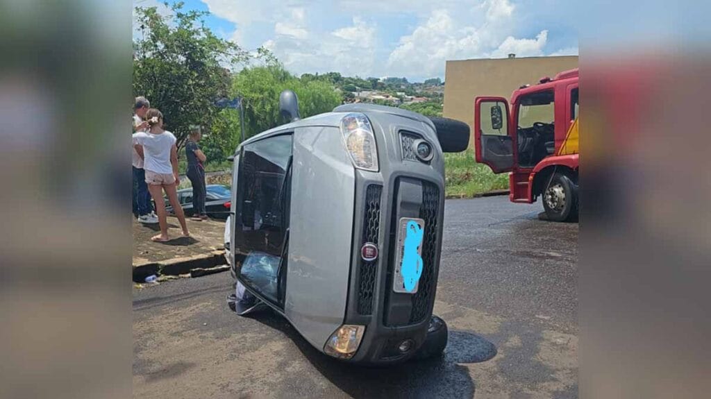 Mulher atendida por Bombeiros e Samu após colisão entre Corolla e Strada no Centro de Ivaiporã