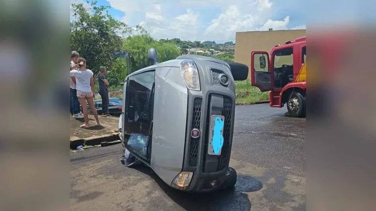 Mulher atendida por Bombeiros e Samu após colisão entre Corolla e Strada no Centro de Ivaiporã