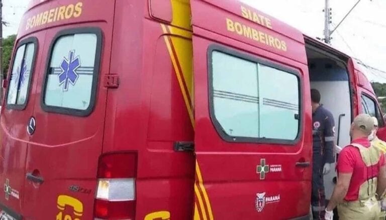 Bombeiros atendem acidente entre carro e motocicleta na Av. Souza Naves, no Centro de Ivaiporã