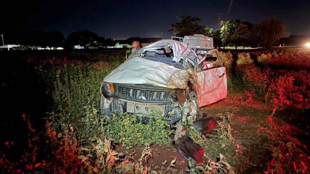 Carro capotado à beira da rodovia PR-239 no trecho entre Assis Chateaubriand e Tupãssi