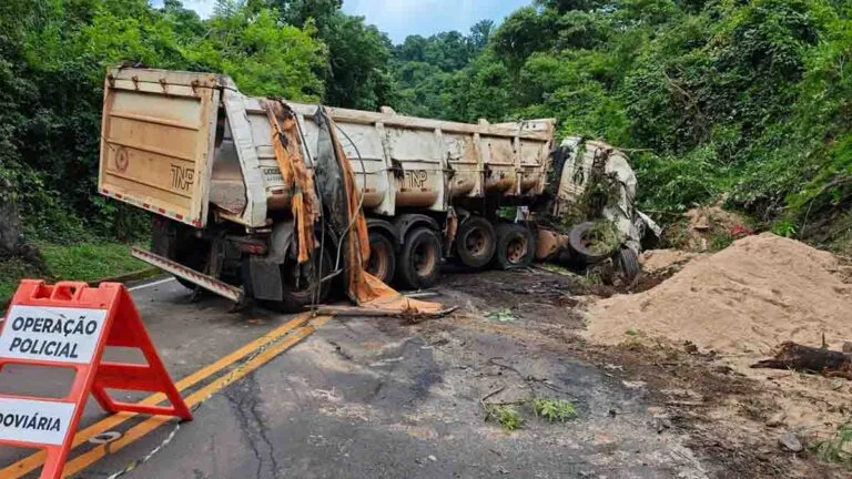 Caminhão tombado na PR-538 em Londrina entre o Distrito de São Luiz e a comunidade Patrimônio Regina