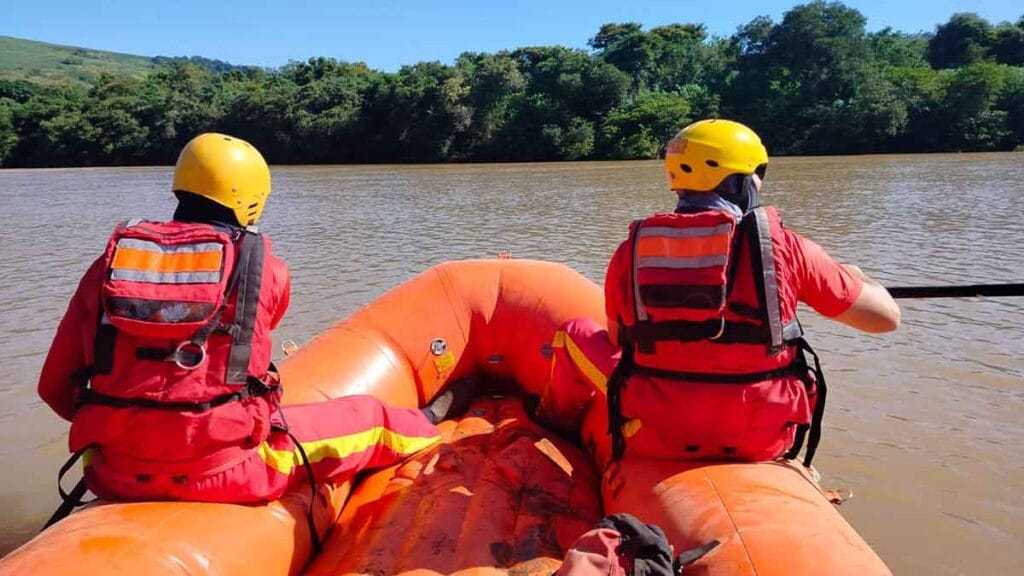 Equipe do Corpo de Bombeiros durante buscas no Rio Ivaí em Ivaiporã