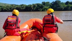 Equipe do Corpo de Bombeiros durante buscas no Rio Ivaí em Ivaiporã