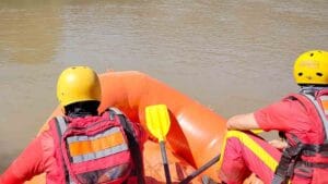 Bombeiros resgatando vítima no Rio Ivaí durante operação de busca