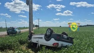 Fiat Strada capotado às margens da PR-082 em São João do Ivaí após acidente