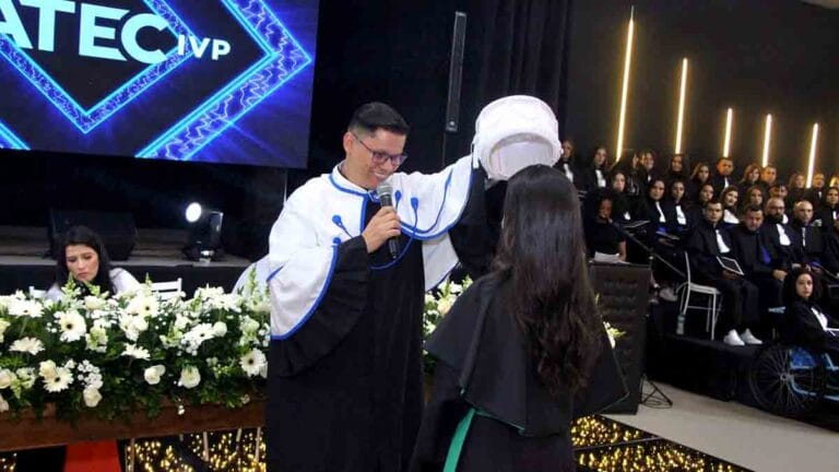 Formandos da Fatec Ivaiporã durante cerimônia de colação de grau