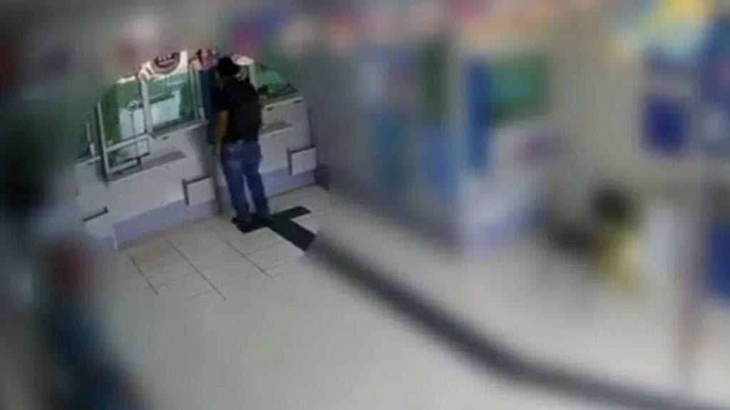 Homem pega urna de doações do Hospital do Câncer em casa lotérica de Campina da Lagoa