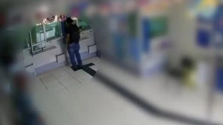 Homem pega urna de doações do Hospital do Câncer em casa lotérica de Campina da Lagoa