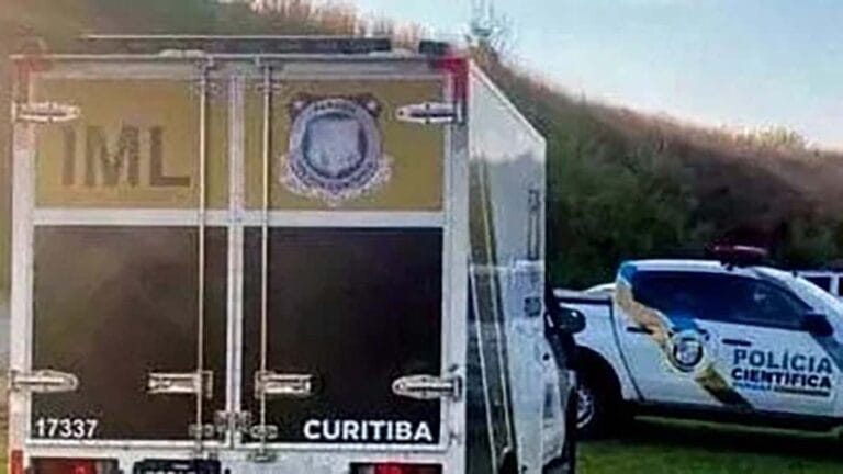 Imagem ilustrativa de Viatura do IML do Paraná estacionada na rodovia