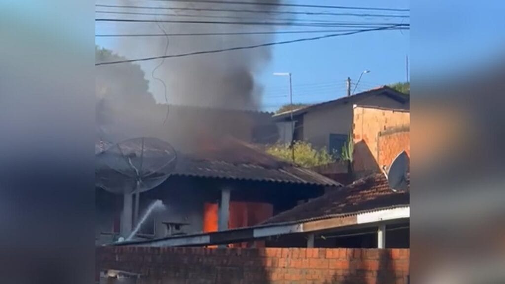 Casa parcialmente destruída por incêndio no Jardim Novo Versalhes, em Ivaiporã