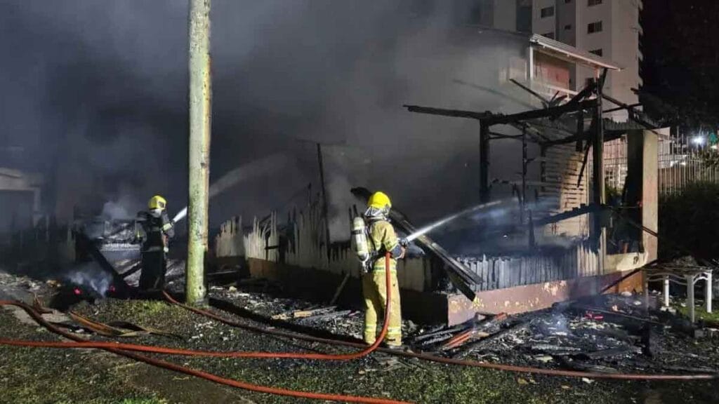 Casa destruída por incêndio em Xaxim; bombeiros atuam no combate às chamas