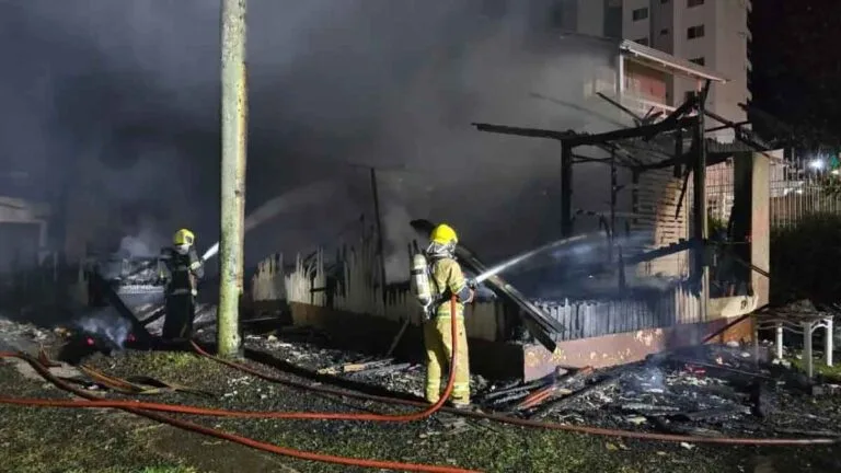 Casa destruída por incêndio em Xaxim; bombeiros atuam no combate às chamas
