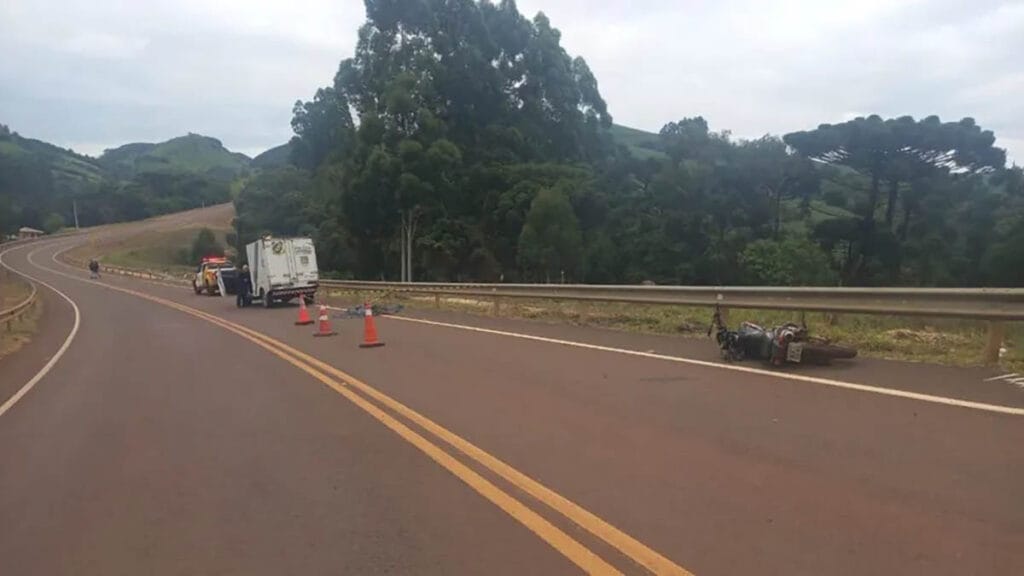Trecho da PR-239, em Pitanga, onde motociclista morreu após colisão contra guard-rail
