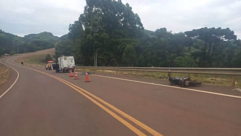 Trecho da PR-239, em Pitanga, onde motociclista morreu após colisão contra guard-rail