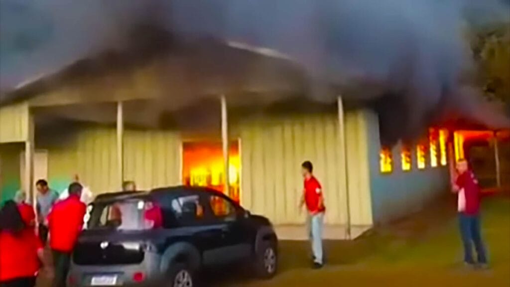 Salão comunitário sendo destruído por incêndio em Laranjeiras do Sul