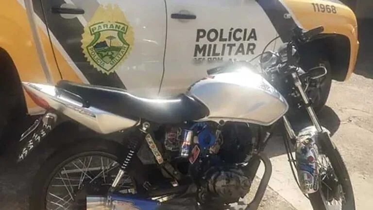 Motocicleta apreendida pela Polícia Militar após tentativa de fuga em Ivaiporã