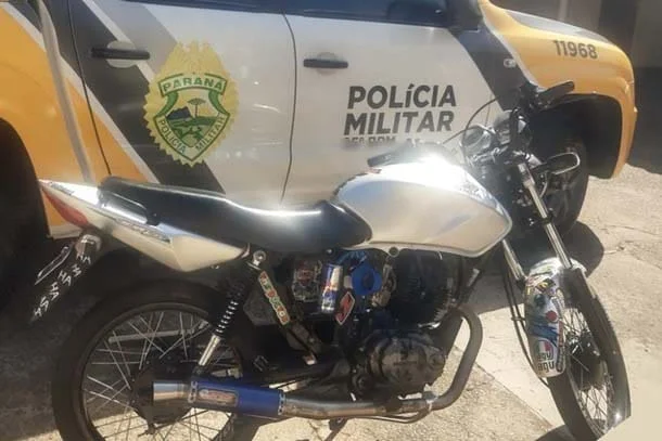 Motocicleta apreendida pela Polícia Militar após tentativa de fuga em Ivaiporã