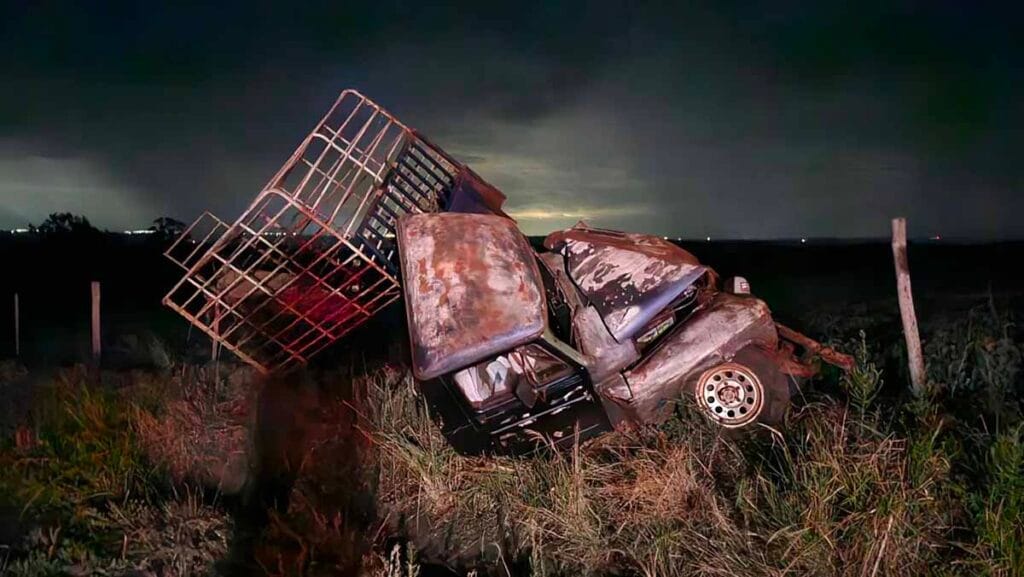 Caminhonete capotada na Descida do Fitz, PR-466 em Borrazópolis