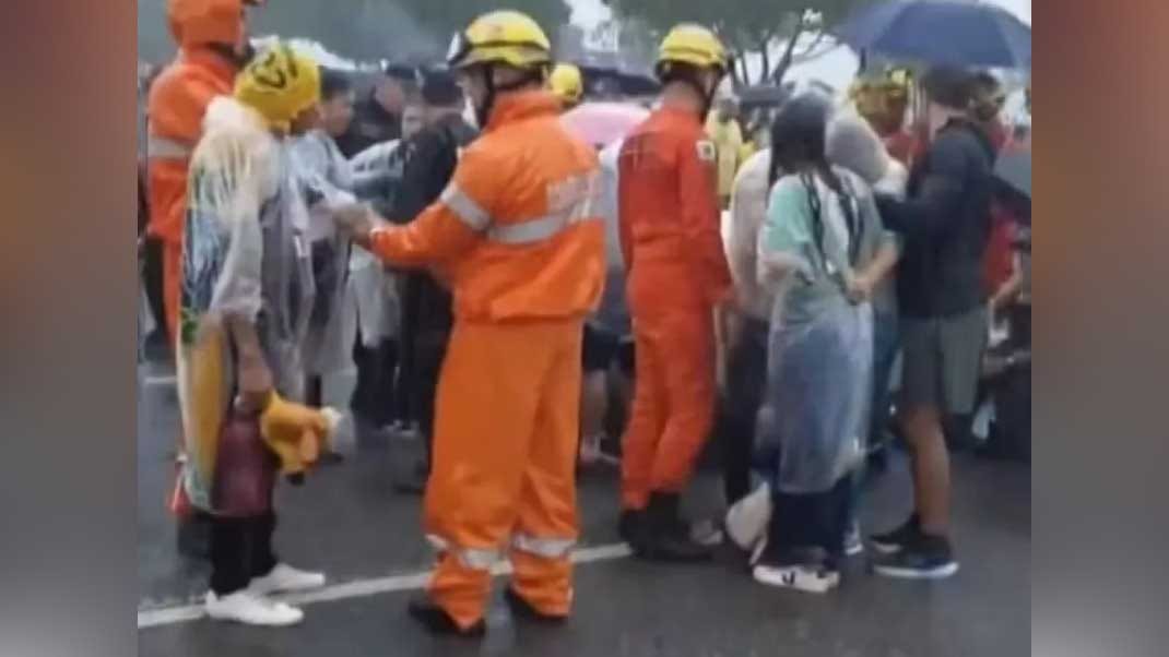 Equipes do Corpo de Bombeiros atendem manifestantes após raio atingir ato no Eixo Monumental, em Brasília.