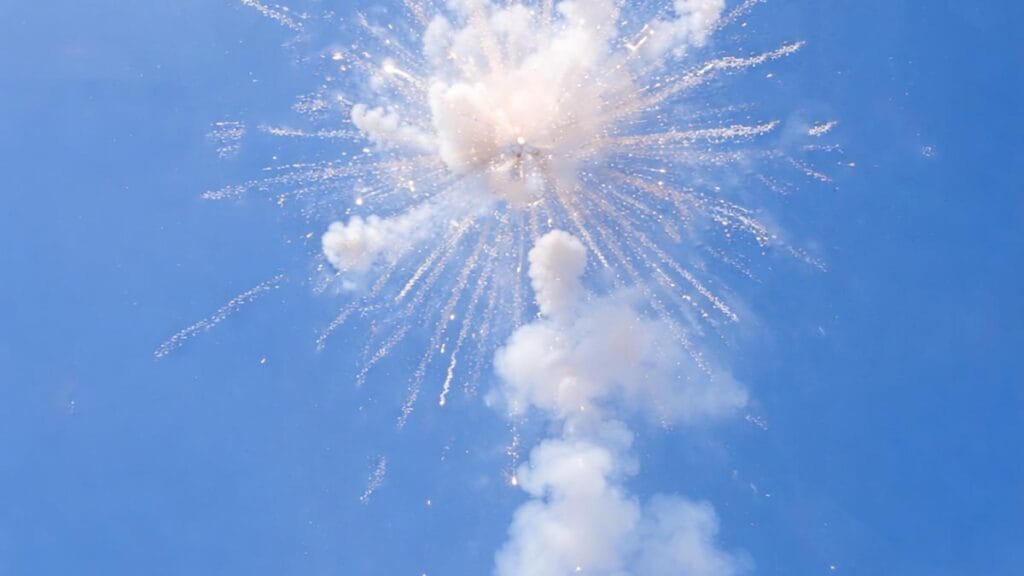 Imagem mostra rojão esplodindo no céu em Ivaiporã