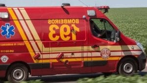 Acidente de moto em estrada rural de um homem ferido.
