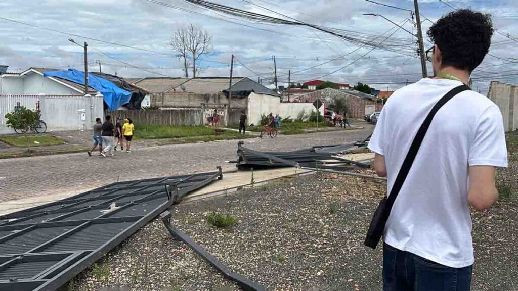 Tornado em São José dos Pinhais destelha casas e danifica veículos