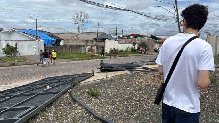 Tornado em São José dos Pinhais destelha casas e danifica veículos