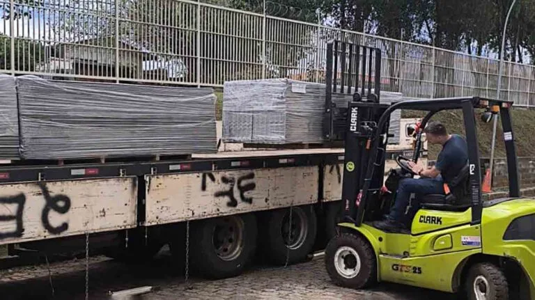 Centenas de casas destelhadas após tornado no bairro Guatupê, em São José dos Pinhais