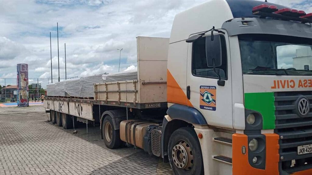 Centenas de casas destelhadas após tornado no bairro Guatupê, em São José dos Pinhais