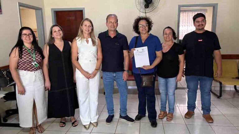 Prefeito Carlos Gil e vice Gertrudes Bernardy durante visita ao prédio destinado às entidades