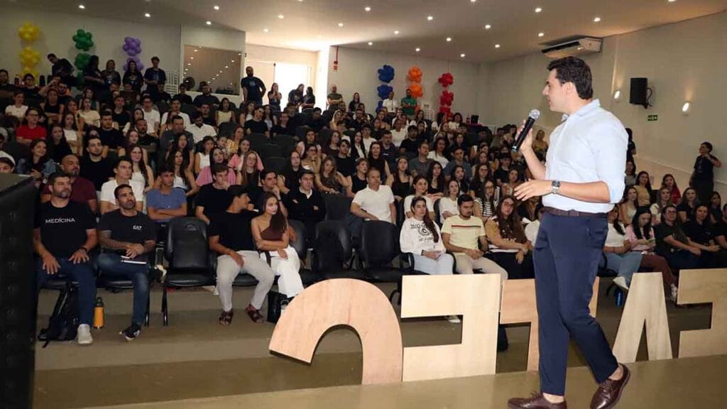 Alunos, professores e direção da Fatec Ivaiporã acompanham palestra de abertura do semestre de Medicina