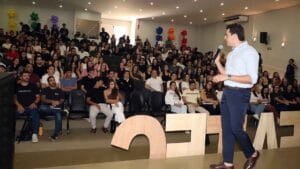 Alunos, professores e direção da Fatec Ivaiporã acompanham palestra de abertura do semestre de Medicina