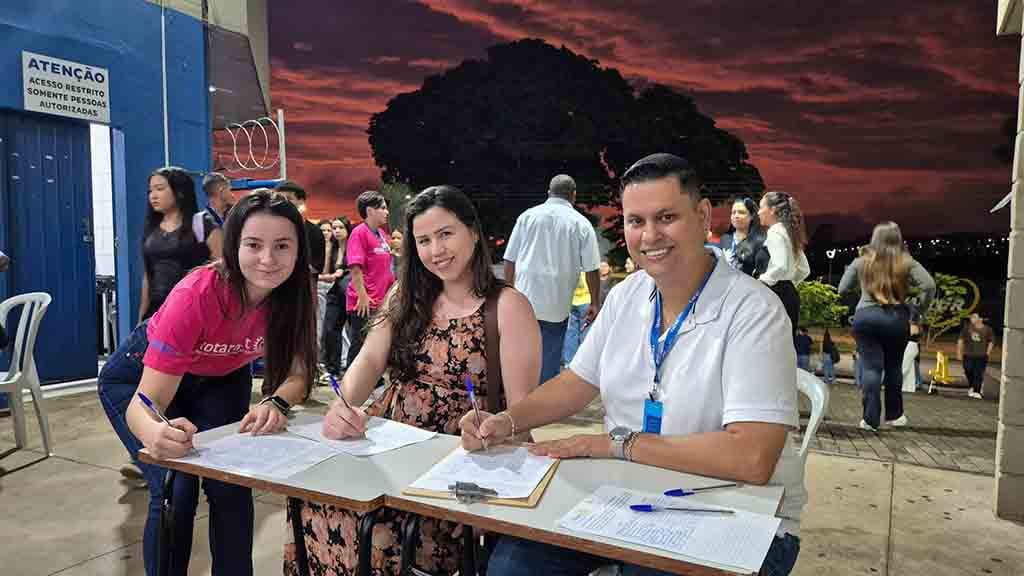 Acadêmicos da Fatec Ivaiporã assinam abaixo-assinado organizado pelo Rotaract Universitário em apoio à implantação de tratamento oncológico no município